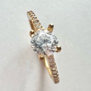 Srebrny pozłacany pierścionek z cyrkoniami JEDYNA
