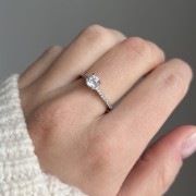 Srebrny pierścionek z cyrkoniami JEDYNA