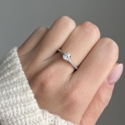 Srebrny pierścionek z cyrkoniami JEDYNA