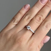 Srebrny pierścionek z cyrkoniami WYBRANA