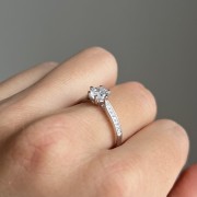 Srebrny pierścionek z cyrkoniami WYBRANA