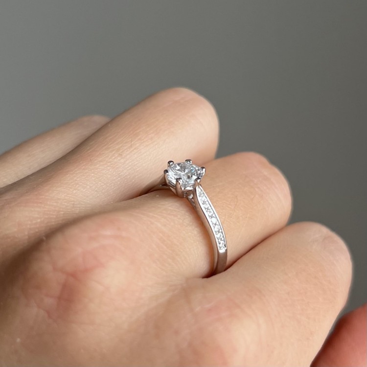 Srebrny pierścionek z cyrkoniami WYBRANA