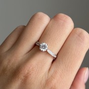 Srebrny pierścionek z cyrkoniami WYBRANA