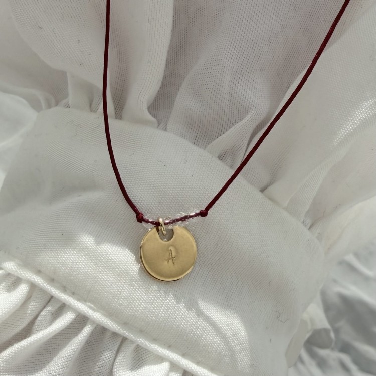 Bransoletka na sznurku personalizowana TWOJA LITERKA kamienie czerwony