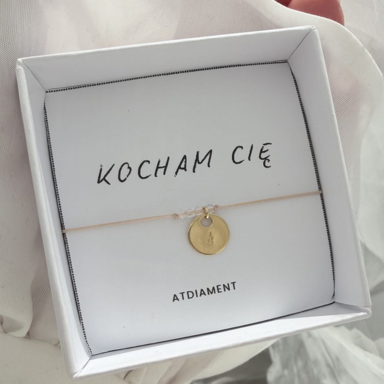 Bransoletka na sznurku personalizowana TWOJA LITERKA kamienie beżowy