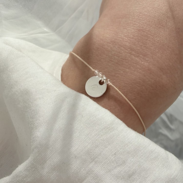 Bransoletka na sznurku personalizowana TWOJA LITERKA kamienie beżowy