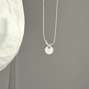 Bransoletka na sznurku personalizowana TWOJA LITERKA kamienie beżowy