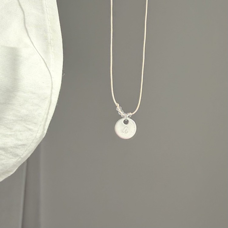 Bransoletka na sznurku personalizowana TWOJA LITERKA kamienie beżowy