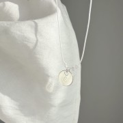 Bransoletka na sznurku personalizowana TWOJA LITERKA kamienie biały