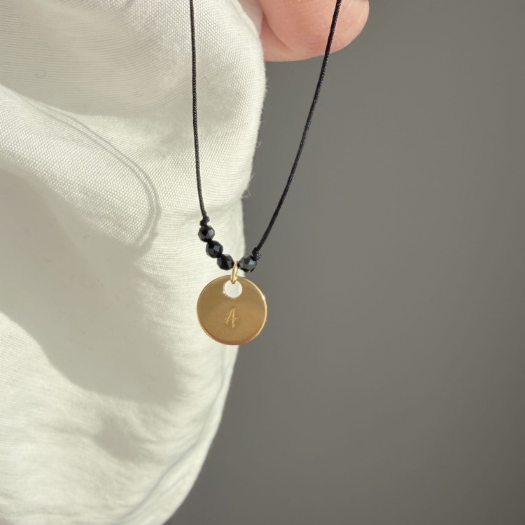 Bransoletka na sznurku personalizowana TWOJA LITERKA kamienie czarny