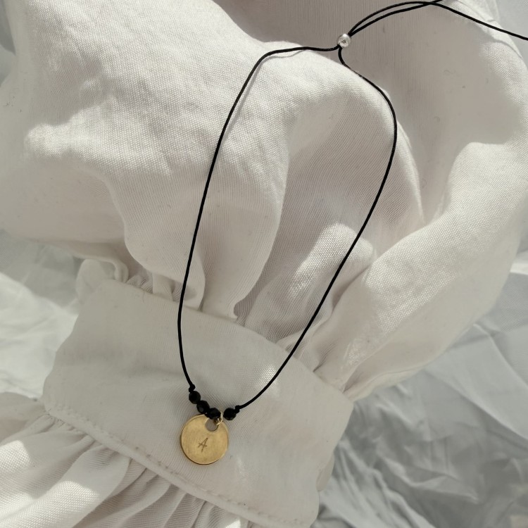 Bransoletka na sznurku personalizowana TWOJA LITERKA kamienie czarny