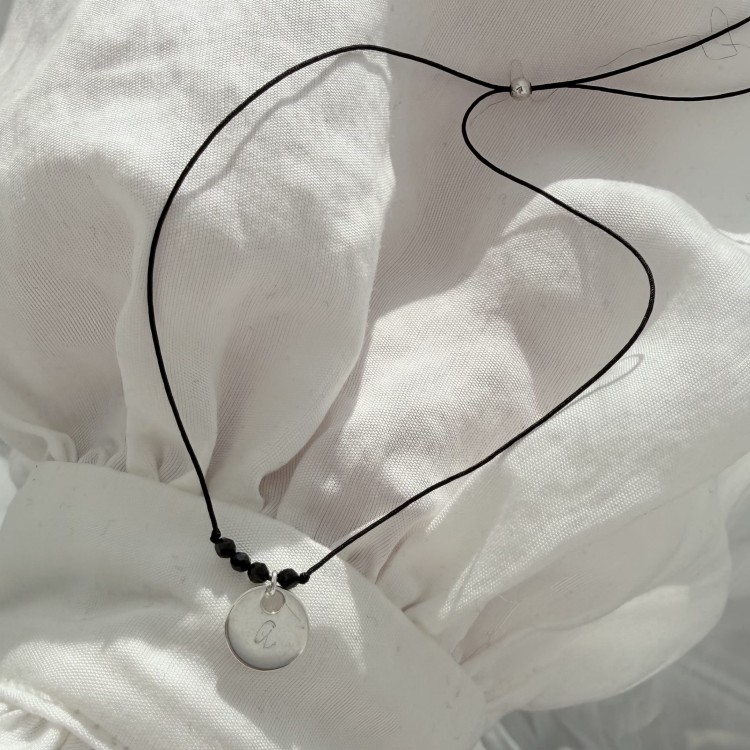 Bransoletka na sznurku personalizowana TWOJA LITERKA kamienie czarny