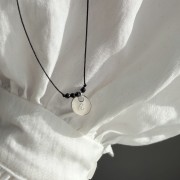 Bransoletka na sznurku personalizowana TWOJA LITERKA kamienie czarny