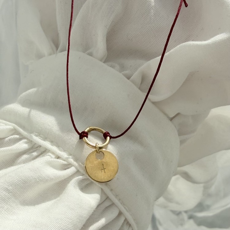 Bransoletka na sznurku personalizowana TWOJA LITERKA  czerwony