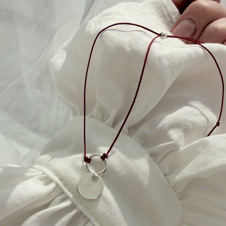 Bransoletka na sznurku personalizowana TWOJA LITERKA  czerwony