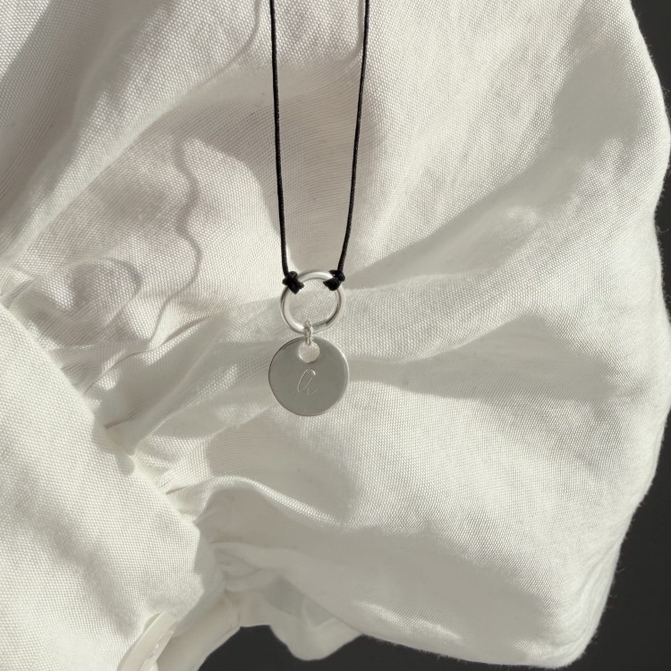 Bransoletka na sznurku personalizowana TWOJA LITERKA  czarny