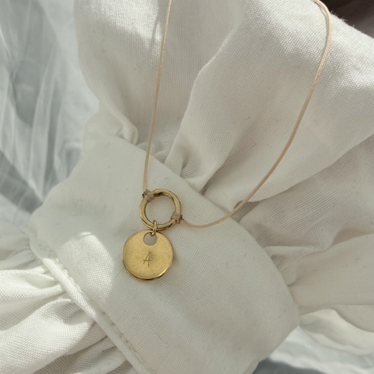 Bransoletka na sznurku personalizowana TWOJA LITERKA  beżowy