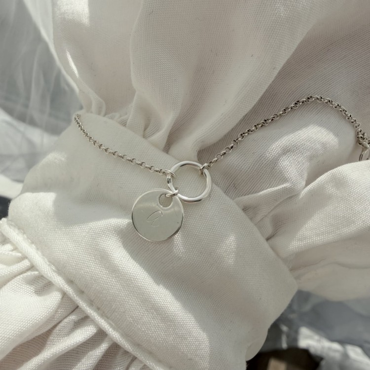 Personalizowana bransoletka z literką – blaszka 8 mm koło