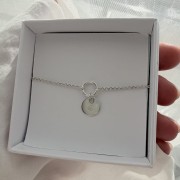 Personalizowana bransoletka z literką – blaszka 8 mm koło