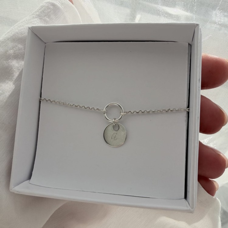 Personalizowana bransoletka z literką – blaszka 8 mm koło