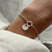 Personalizowana bransoletka z literką – blaszka 8 mm koło