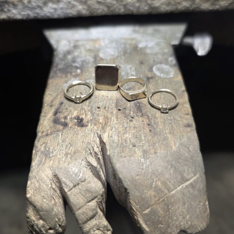 Złoty" 585" pierścionek dla dziecka – wyjątkowy prezent na lata 0,05ct