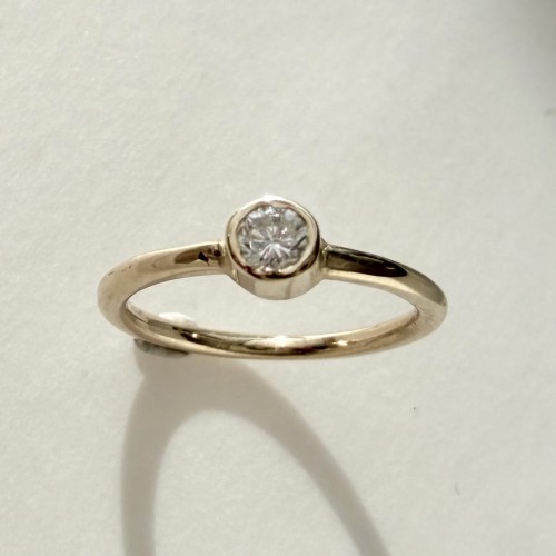 Złoty" 585" pierścionek dla dziecka – wyjątkowy prezent na lata 0,05ct