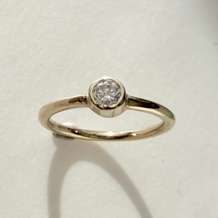 Złoty" 585" pierścionek dla dziecka – wyjątkowy prezent na lata 0,05ct