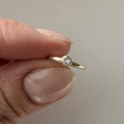 Złoty" 585" pierścionek dla dziecka – wyjątkowy prezent na lata 0,05ct