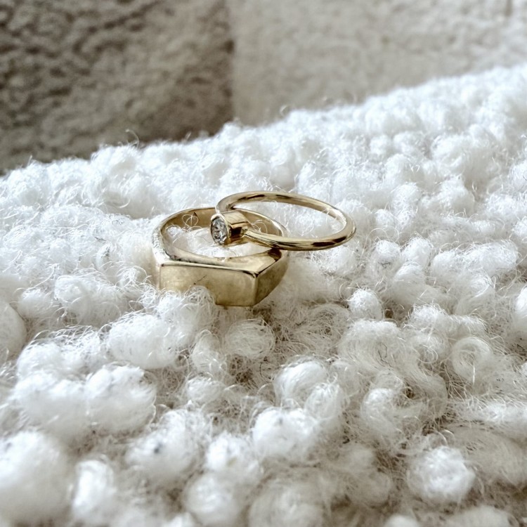 Złoty" 585" pierścionek dla dziecka – wyjątkowy prezent na lata 0,05ct