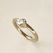 Złoty" 585" pierścionek dla dziecka – wyjątkowy prezent na lata 0,05ct