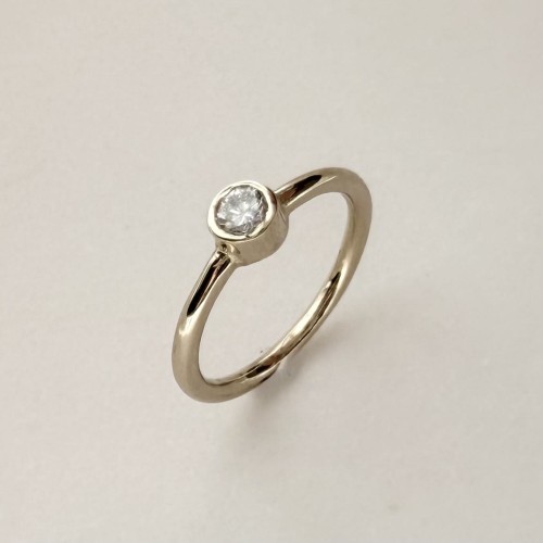 Złoty" 585" pierścionek dla dziecka – wyjątkowy prezent na lata 0,08ct