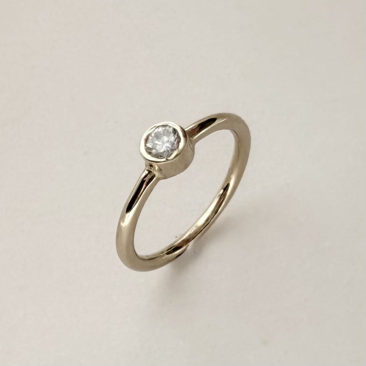 Złoty" 585" pierścionek dla dziecka – wyjątkowy prezent na lata 0,08ct