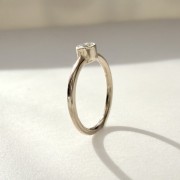 Złoty" 585" pierścionek dla dziecka – wyjątkowy prezent na lata 0,08ct