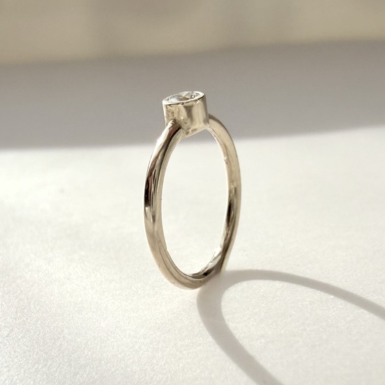 Złoty" 585" pierścionek dla dziecka – wyjątkowy prezent na lata 0,08ct