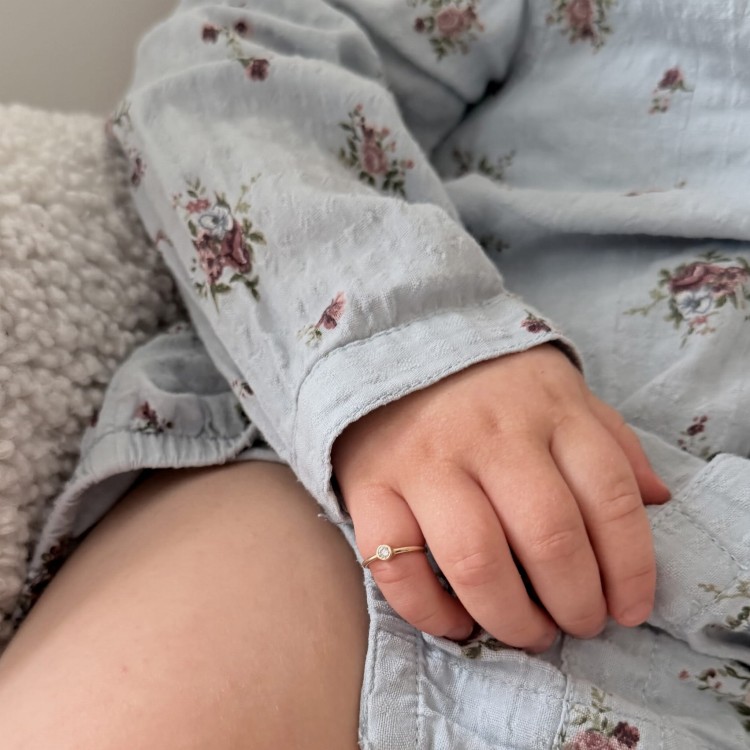 Złoty" 585" pierścionek dla dziecka – wyjątkowy prezent na lata 0,05ct