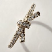 Srebrny pozłacany pierścionek z cyrkoniami KOKARDKA