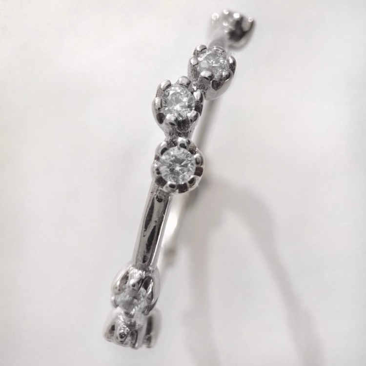 Srebrny pierścionek z cyrkoniami