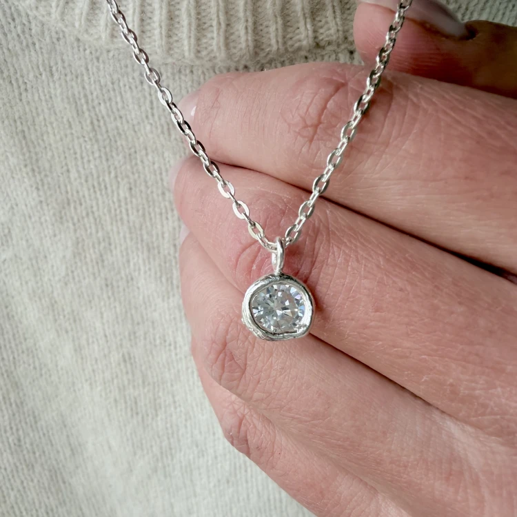 Srebrny naszyjnik z cyrkonią PŁYNNE SREBRO