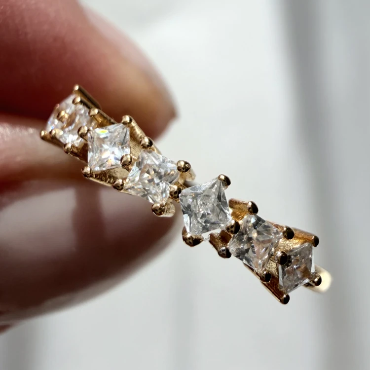 Srebrny pozłacany pierścionek z cyrkoniami BŁOGOŚĆ