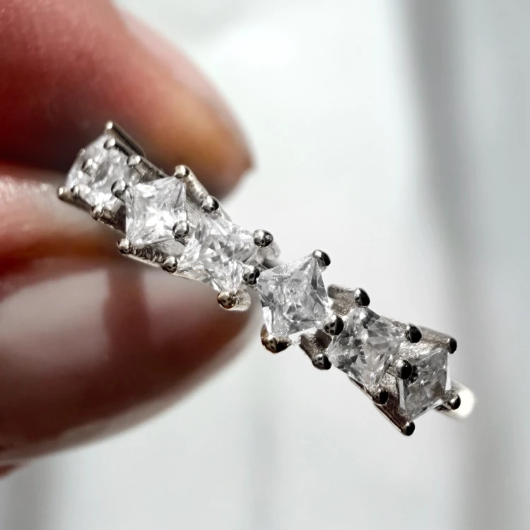 Srebrny pierścionek z cyrkoniami BŁOGOŚĆ