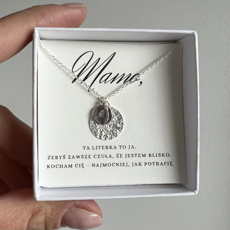 Personalizowany naszyjnik z literką – blaszka 8 mm i fakturowaną blaszką