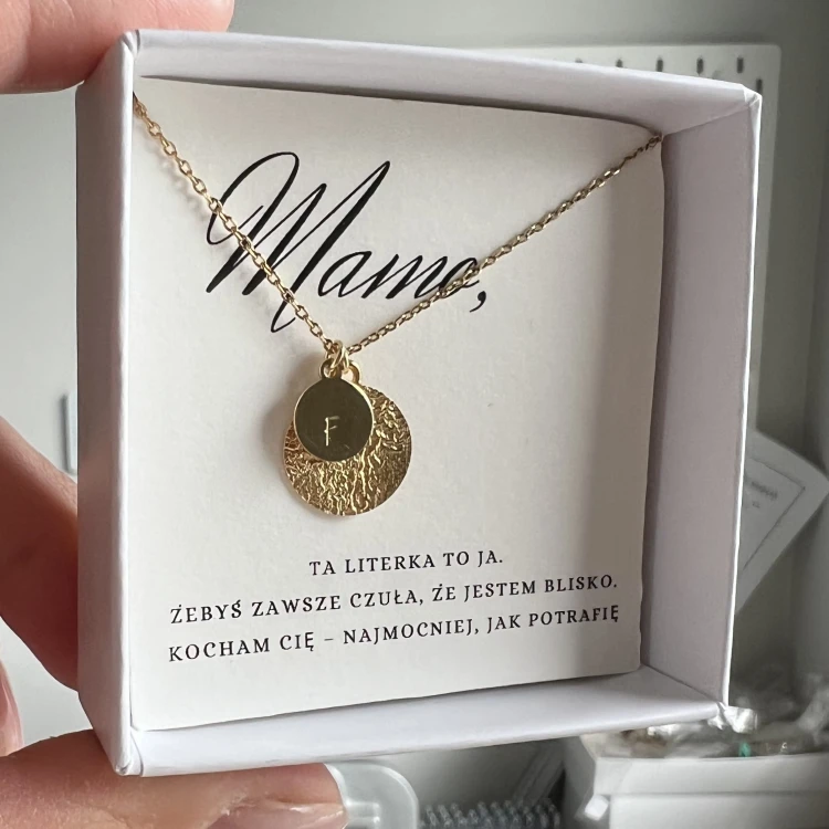 Personalizowany naszyjnik z literką – blaszka 8 mm i fakturowaną blaszką