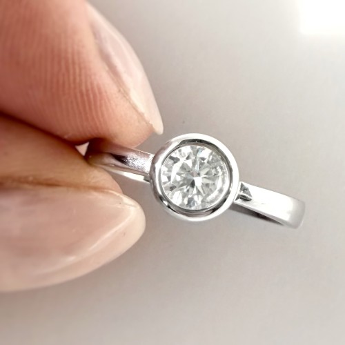 Pierścionek THEA z moissanitem 0,50 ct – srebro 925