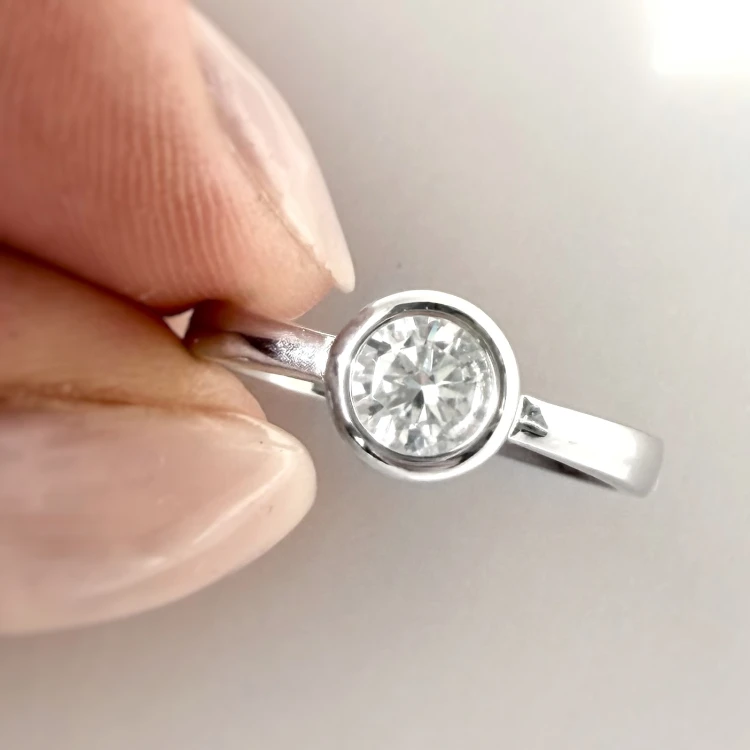 Pierścionek THEA z moissanitem 0,50 ct – srebro 925