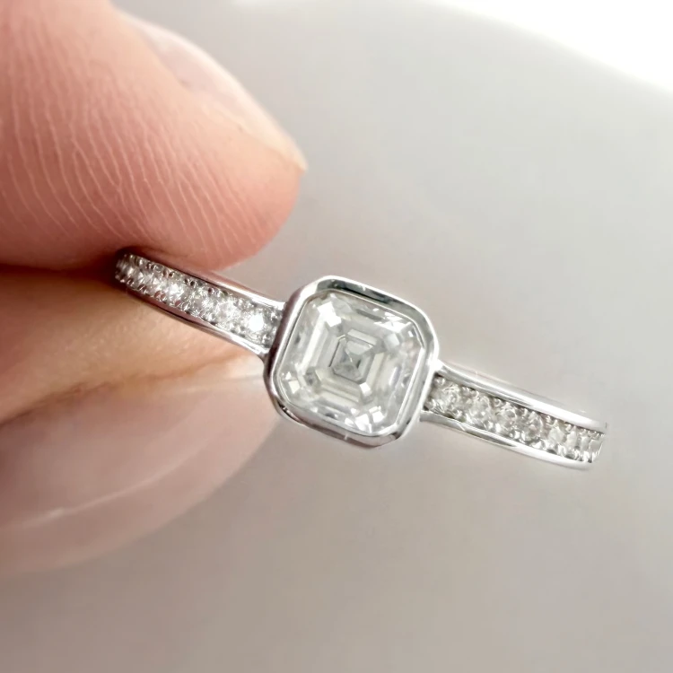 Pierścionek CLEO z kwadratowym moissanitem 0,40 ct – srebro 925