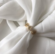 Srebrny pozłacany pierścionek trzy koła z cyrkoniami