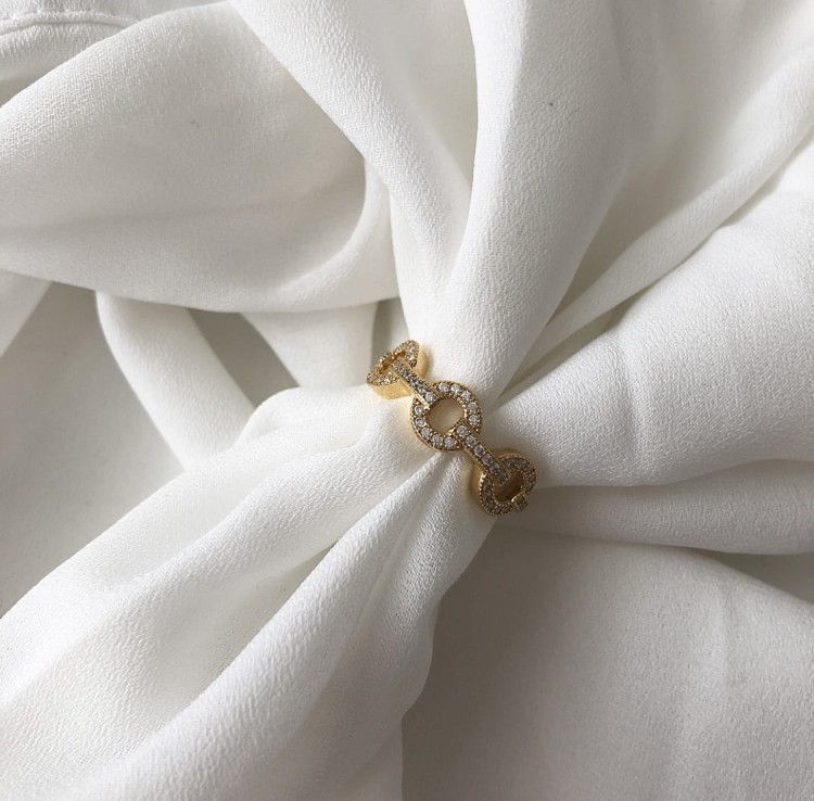 Srebrny pozłacany pierścionek trzy koła z cyrkoniami