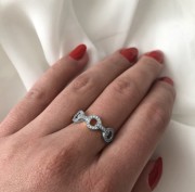 Srebrny pierścionek trzy koła z cyrkoniami