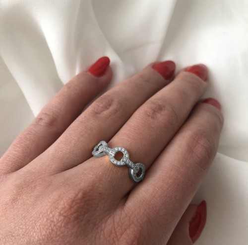 Srebrny pierścionek trzy koła z cyrkoniami